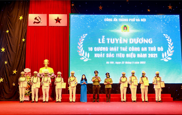Tuyên dương 10 gương mặt trẻ Công an Thủ đô xuất sắc năm 2021