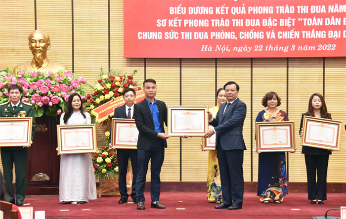 Tôn vinh những tập thể, cá nhân có thành tích xuất sắc trong các phong trào thi đua yêu nước năm 2021