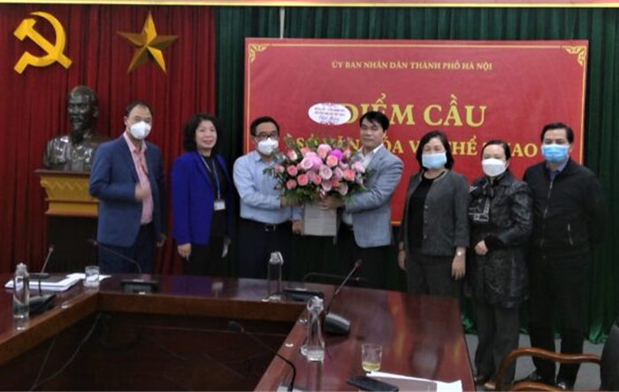 Giám đốc Sở Văn hoá Thể thao Thành phố chúc mừng cán bộ, công chức Phòng Quản lý Thể dục Thể thao 