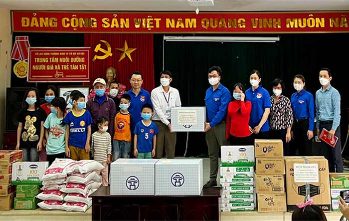 Thăm, tặng quà người già và trẻ em khuyết tật tại Trung tâm Nuôi dưỡng người già và trẻ em khuyết tật