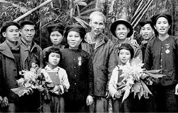 Vận dụng tư tưởng Hồ Chí Minh vào đổi mới công tác thi đua, khen thưởng ngành Giáo dục