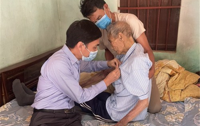 Phó Bí thư Thường trực Thị uỷ Sơn Tây trao Huy hiệu 75 tuổi Đảng cho đảng viên tại nhà riêng