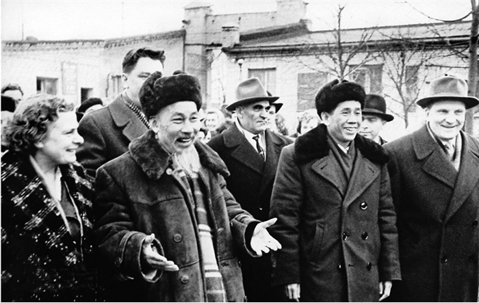 Vận dụng tư tưởng “dĩ bất biến, ứng vạn biến” của Hồ Chí Minh trong xây dựng và bảo vệ Tổ quốc