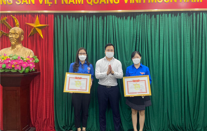 Trao Bằng khen của Thành đoàn Hà Nội cho 02 tổ chức Đoàn đã làm tốt giai đoạn 1 Phần mềm quản lý đoàn viên