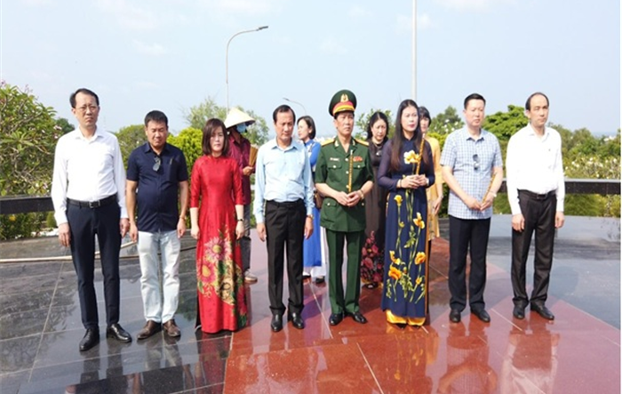 Đoàn đại biểu Sở Lao động Thương binh và Xã hội thành phố Hà Nội Viếng Nghĩa trang Liệt sĩ Phú Quốc