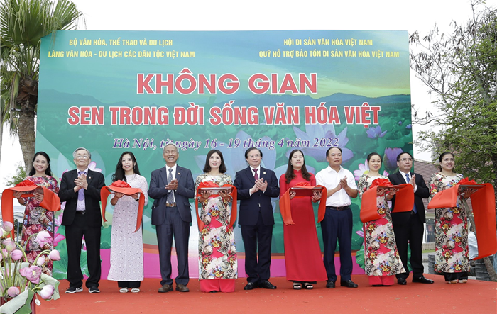 Khai mạc Không gian Sen trong đời sống văn hóa Việt
