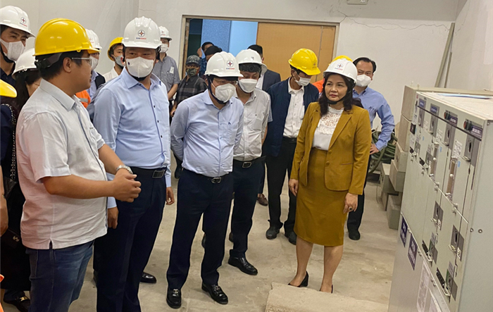 Phó Chủ tịch UBND thành phố Hà Nội Nguyễn Mạnh Quyền kiểm tra hệ thống cấp điện phục vụ Đại hội Thể thao Đông Nam Á