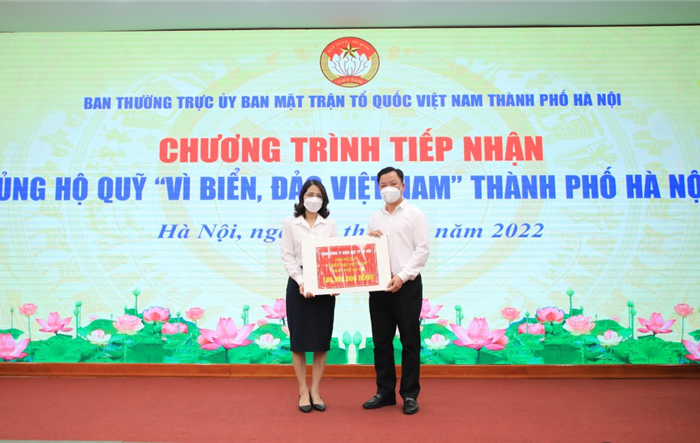 Ủy ban MTTQ Việt Nam thành phố Hà Nội tổ chức tiếp nhận hủng hộ Quỹ “Vì biển đảo Việt Nam” Thành phố