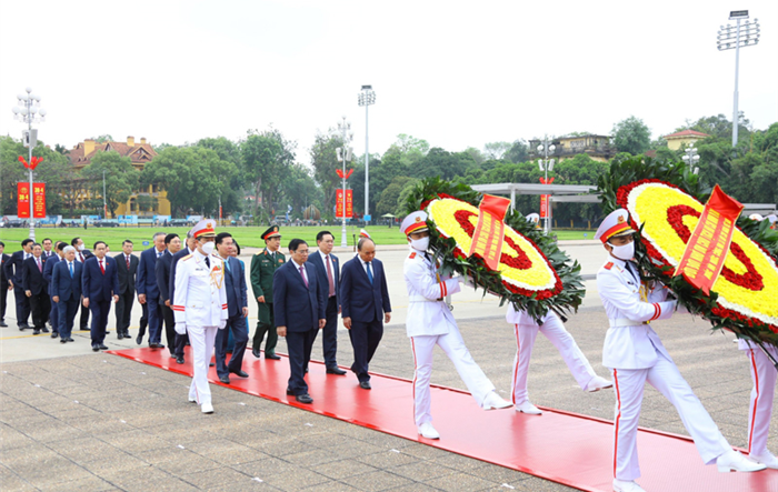 Lãnh đạo Đảng, Nhà nước và thành phố Hà Nội viếng Chủ tịch Hồ Chí Minh nhân kỷ niệm 47 năm Ngày thống nhất đất nước