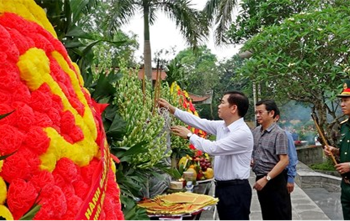 Lãnh đạo thị xã Sơn Tây đặt vòng hoa tưởng niệm các anh hùng liệt sỹ