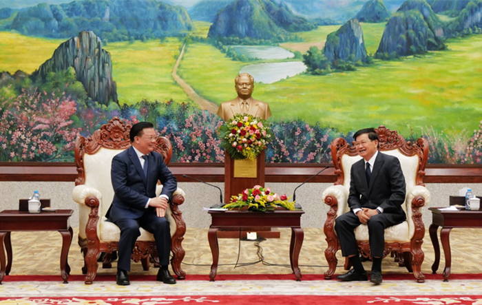 Bí thư Thành uỷ Đinh Tiến Dũng chào xã giao các đồng chí lãnh đạo cấp cao Lào