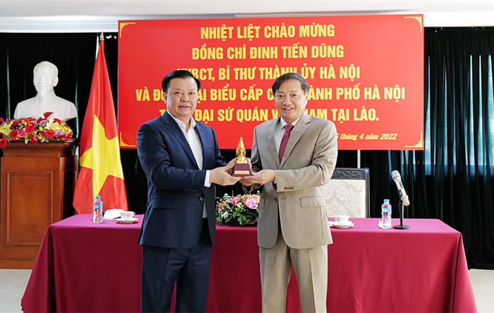 Đoàn đại biểu cấp cao Thủ đô Hà Nội thăm cán bộ, nhân viên Đại sứ quán Việt Nam tại Lào