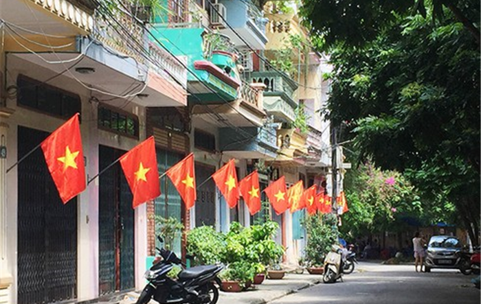 Treo cờ Tổ quốc nhân dịp Giỗ Tổ Hùng Vương