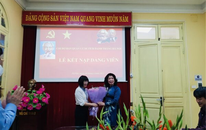 Chi bộ Ban Quản lý Di tích Danh thắng Hà Nội tổ chức Lễ kết nạp đảng viên mới