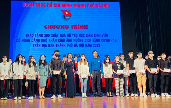 Trao tặng 300 suất quà cho sinh viên khó khăn chịu ảnh hưởng bởi dịch Covid-19 trên địa bàn Thành phố