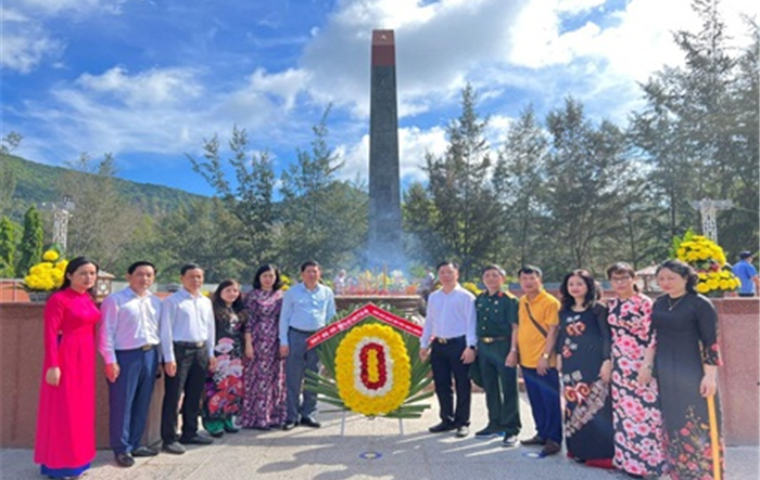Thành phố Hà Nội viếng Nghĩa trang Hàng Dương nhân kỷ niệm 75 Ngày Thương binh - Liệt sỹ  
