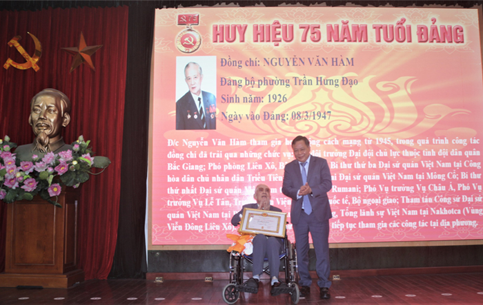 Trao tặng Huy hiệu đảng đợt 19-5 cho 195 đảng viên  quận Hoàn Kiếm