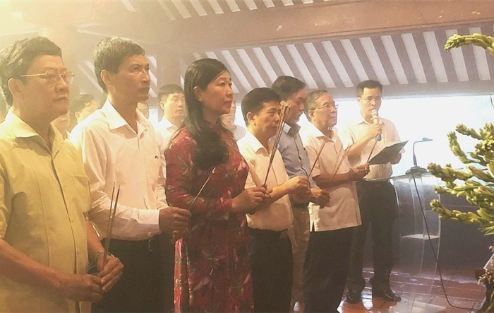 Đoàn cán bộ Uỷ ban Mặt trận Tổ quốc thành phố Hà Nội dâng hương tưởng nhớ Chủ tịch Hồ Chí Minh