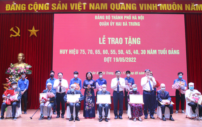 Phó Bí thư Thường trực Thành ủy Nguyễn Thị Tuyến trao Huy hiệu Đảng tại quận Hai Bà Trưng