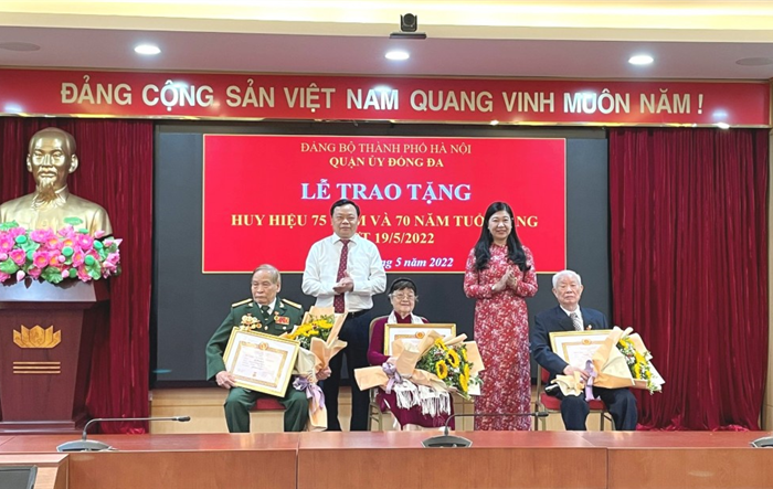 Chủ tịch Uỷ ban Mặt trận Tổ quốc Việt Nam trao Huy hiệu Đảng tại quận Đống Đa