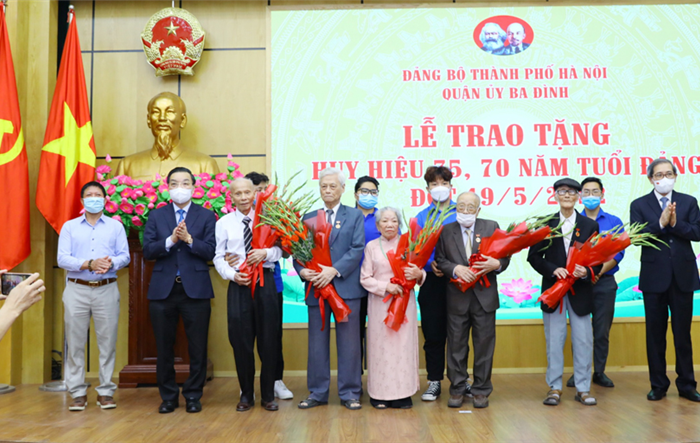 Chủ tịch UBND thành phố Hà Nội trao Huy hiệu Đảng cho đảng viên quận Ba Đình