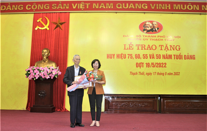 Trao Huy hiệu Đảng cho 103 đảng viên  thuộc Đảng bộ huyện Thạch Thất