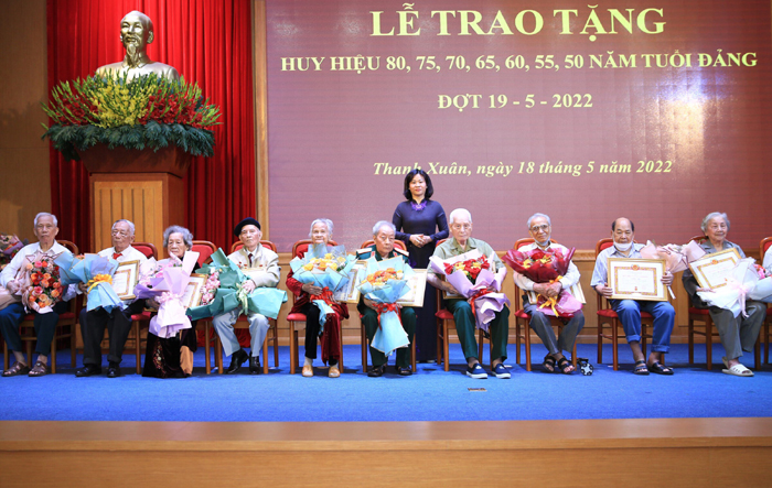 472 đảng viên Đảng bộ quận Thanh Xuân vinh dự đón nhận Huy hiệu Đảng