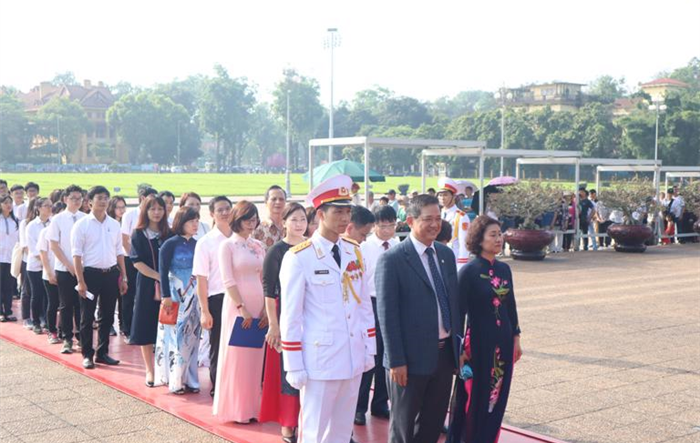 200 học sinh giỏi tiêu biểu của Thủ đô báo công dâng Bác