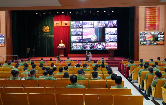 Cán bộ, chiến sĩ Công an Thành phố nghe thông báo nhanh kết quả Hội nghị lần thứ năm Ban Chấp hành Trung ương khóa XIII 
