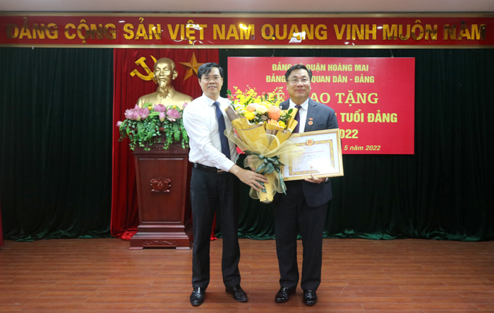 Bí thư Quận ủy Hoàng Mai Nguyễn Quang Hiếu nhận Huy hiệu 30 năm tuổi Đảng