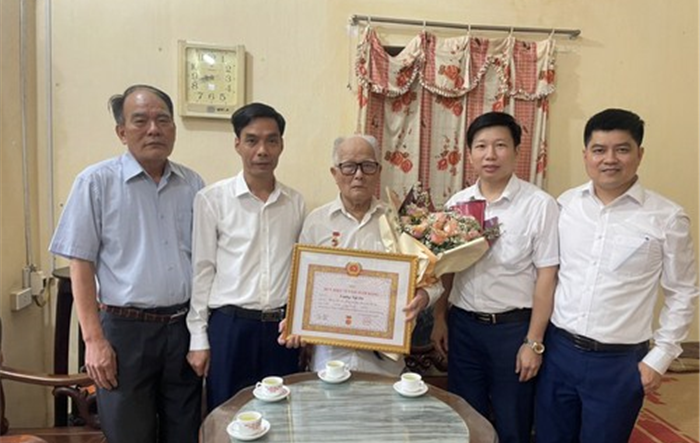 Phó Bí thư Thường trực Thị uỷ Sơn Tây trao Huy hiệu 75 năm tuổi Đảng cho đảng viên Lương Tất Dã