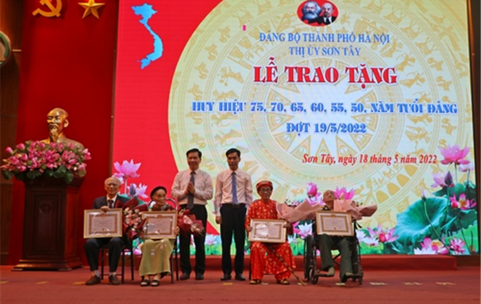 Thị xã Sơn Tây trao Huy hiệu Đảng đợt 19-5 cho các đảng viên