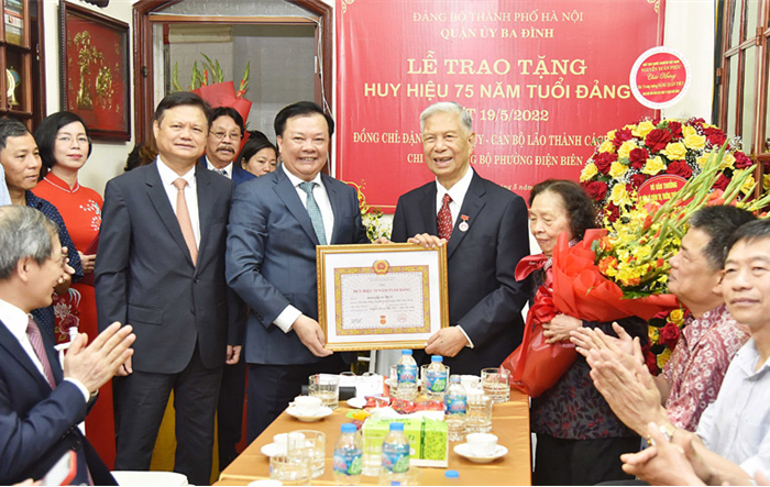 Bí thư Thành ủy Hà Nội Đinh Tiến Dũng trao Huy hiệu Đảng đợt 19-5 cho đảng viên lão thành