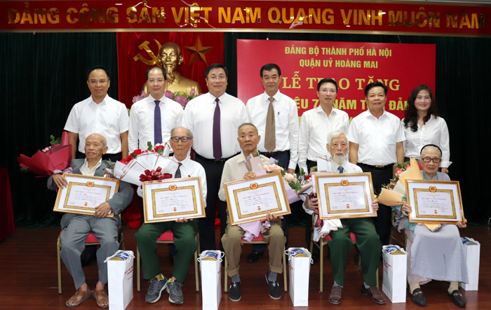 Quận Hoàng Mai: 354 đảng viên được trao tặng Huy hiệu Đảng