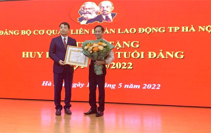 Lễ trao tặng Huy hiệu 30 năm tuổi Đảng cho đồng chí Phạm Bá Vĩnh, Phó Chủ tịch LĐLĐ Thành phố