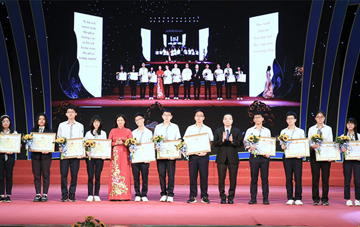 Tuyên dương, khen thưởng 700 học sinh giỏi tiêu biểu Thủ đô năm học 2021-2022