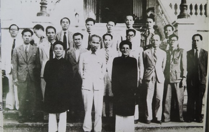 Hồ Chí Minh với việc trọng dụng nhân tài ngoài Đảng và các bài học kinh nghiệm