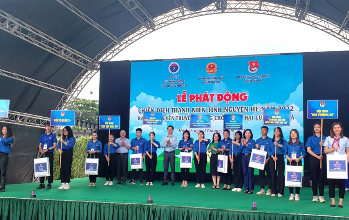 Quận đoàn Tây Hồ: Ra quân tuyên truyền phòng, chống tác hại của thuốc lá và xây dựng tuyến phố đi bộ không khói thuốc
