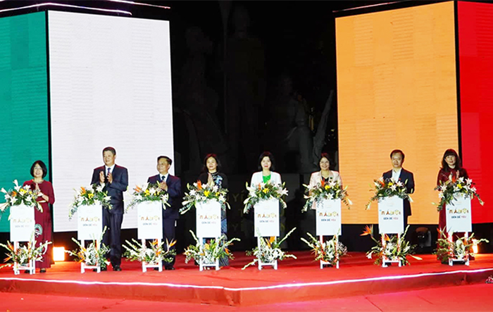 Lễ hội quà tặng du lịch Hà Nội 2022 thu hút hàng chục ngàn lượt du khách trong nước và quốc tế tham dự và trải nghiệm