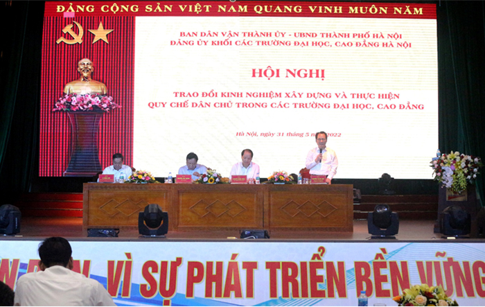 Tiên phong, gương mẫu trong việc phát huy dân chủ trong các trường đại học, cao đẳng