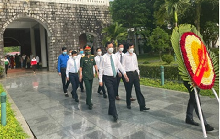 Đoàn đại biểu thành phố Hà Nội viếng Nghĩa trang liệt sỹ tại tỉnh Điện Biên