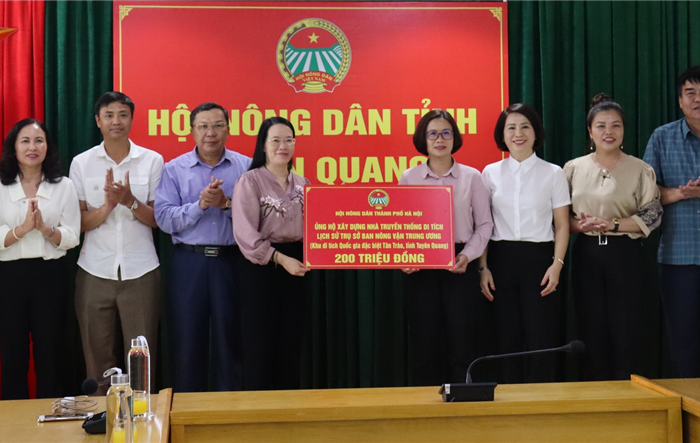 Hội Nông dân thành phố Hà Nội thăm, trao quà cho Hội Nông dân tỉnh Tuyên Quang