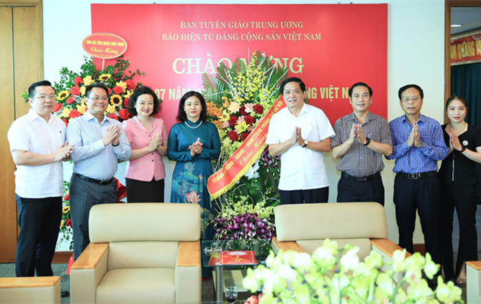 Phó Bí thư Thường trực Thành ủy Nguyễn Thị Tuyến chúc mừng các cơ quan báo chí Trung ương, Thành phố