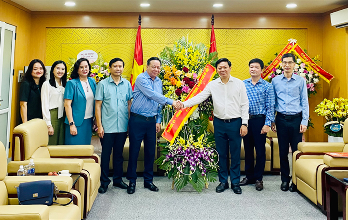 Phó Bí thư Thành ủy Nguyễn Văn Phong  chúc mừng các cơ quan báo chí