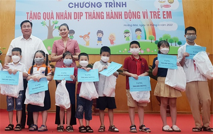 Sở Lao động - Thương binh và Xã hội Hà Nội tặng quà cho 173 trẻ em có hoàn cảnh khó khăn trên địa bàn quận Hoàng Mai