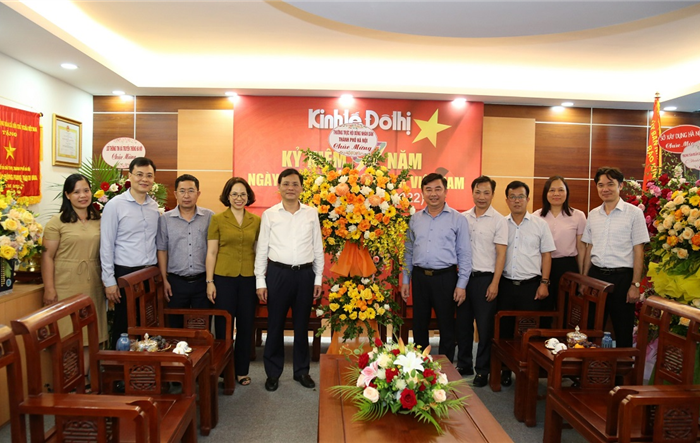 Phó Chủ tịch HĐND Thành phố Hà Nội Phạm Quí Tiên chúc mừng các cơ quan báo chí Thủ đô