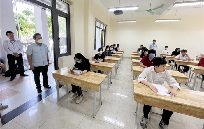 Phó Chủ tịch UBND thành phố Hà Nội Chử Xuân Dũng kiểm tra việc chuẩn bị tổ chức kỳ thi vào lớp 10 THPT