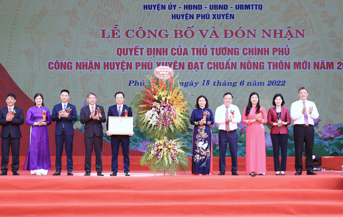 Huyện Phú Xuyên đón Bằng công nhận huyện đạt chuẩn nông thôn mới