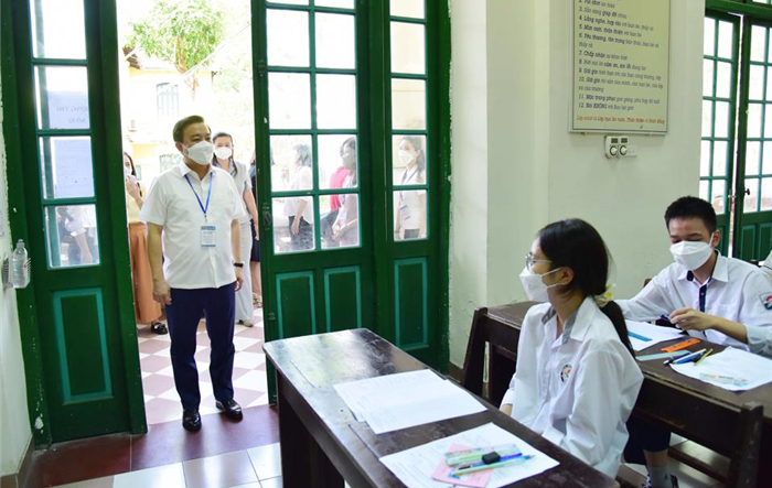 Phó Chủ tịch UBDND thành phố Hà Nội Chử Xuân Dũng động viên thí sinh làm tốt bài thi vào 10