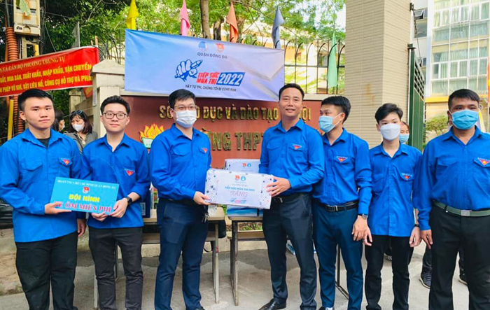 Lãnh đạo Thành đoàn thăm hỏi, động viên, tặng quà đội hình tình nguyện “Tiếp sức mùa thi” năm 2022
